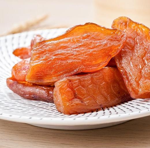 【吃了还想吃】小香薯干 红薯干 250g/袋  粉糯绵密，细腻无筋，香甜。  软软糯糯的一根，拿在手里像QQ糖一样有着弹性，舌头一舔都是微微甜的，整根制作，三蒸三晒，低温慢烤 商品图2