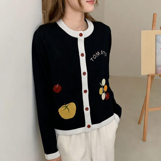 「高货rp」全新升级【铂金会员293/天猫399/差价106】(03407)洛诗琳羊毛混纺水果刺绣针织开衫2025冬季撞色毛衣外套 商品图1