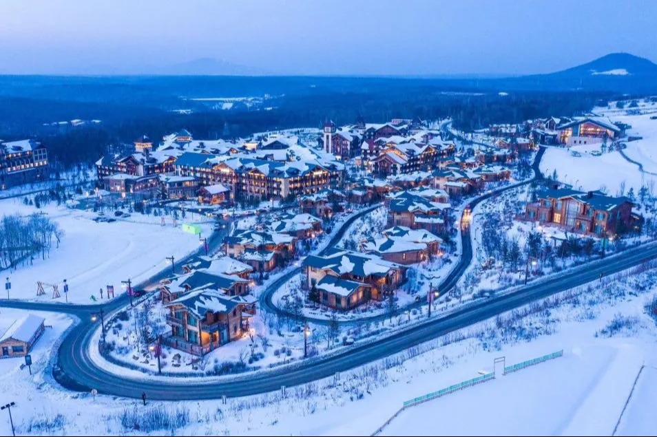 长白山瑞士酒店×两晚套餐·含冰钓+马拉爬犁体验+滑雪+地中海温泉+UTV场地+YOYO鹿苑门票