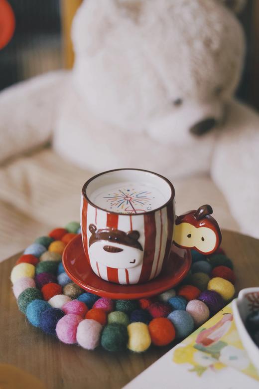 【圣诞小熊杯碟】釉下彩手绘+3D浮雕的苹果熊治愈杯碟，连苹果籽都闪着釉光WD 商品图4