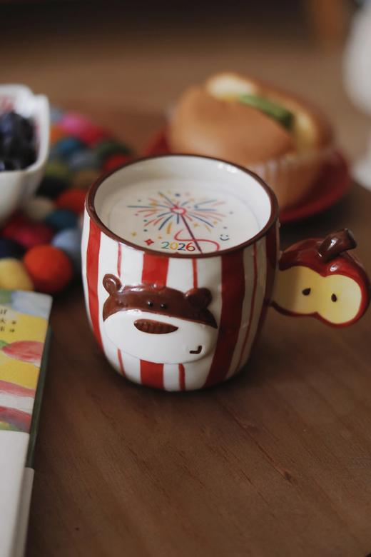 【圣诞小熊杯碟】釉下彩手绘+3D浮雕的苹果熊治愈杯碟，连苹果籽都闪着釉光WD 商品图2