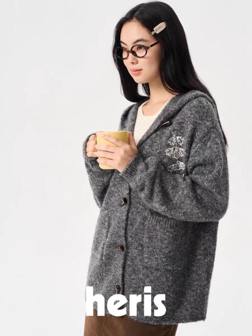 heris/H54101/‘香草花园’刺绣 牛角扣门襟 连帽毛衣开衫 商品图4