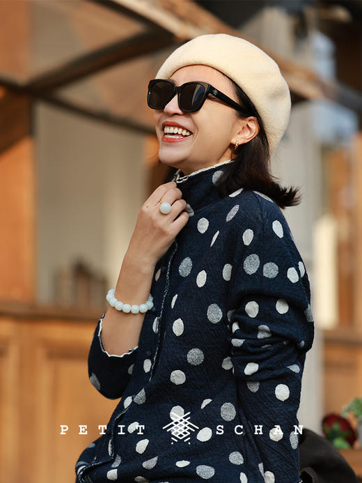 PETIT SCHAN小闪 CLO#989 A buoyant balloon 轻气球 进口羊毛棉波点提花立领翻领两穿开衫衬衫 商品图3