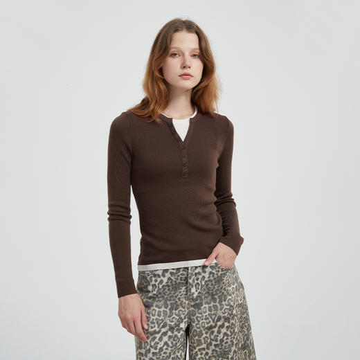 【2件9折】【Petit Bari】(多色)时髦撞色假两件亨利领羊毛针织上衣 商品图1