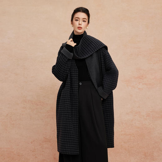 QH967斯尔丽25新款松弛感廓形显瘦OVERSIZE时尚V领配围巾中长大衣 商品图0