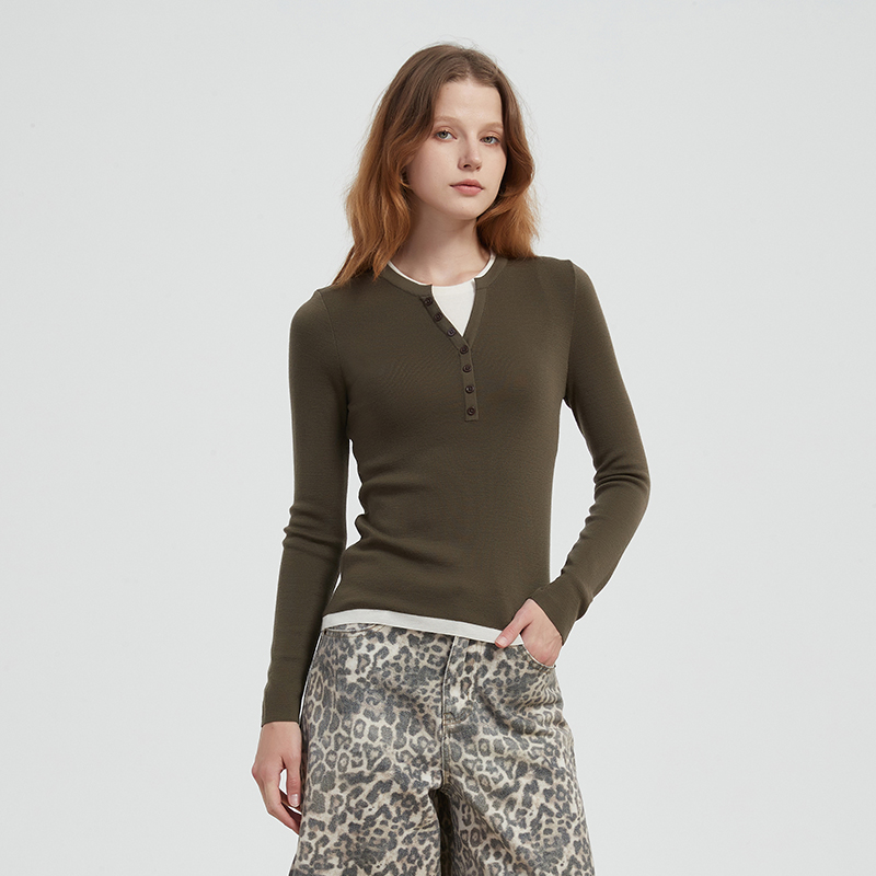 【2件9折】【Petit Bari】(多色)时髦撞色假两件亨利领羊毛针织上衣