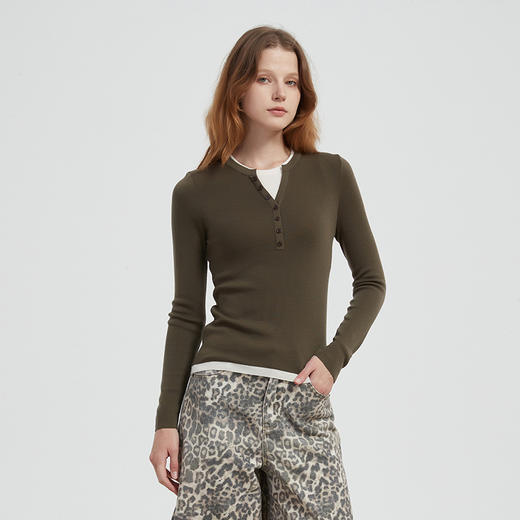 【2件9折】【Petit Bari】(多色)时髦撞色假两件亨利领羊毛针织上衣 商品图0