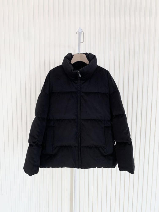 简约立领设计短版鹅绒服 丝驼绒羽绒服 充绒饱满 骆驼绒与桑蚕丝混纺织造面料 90鹅绒填充 落肩廓形 下摆可调节抽绳 商品图7