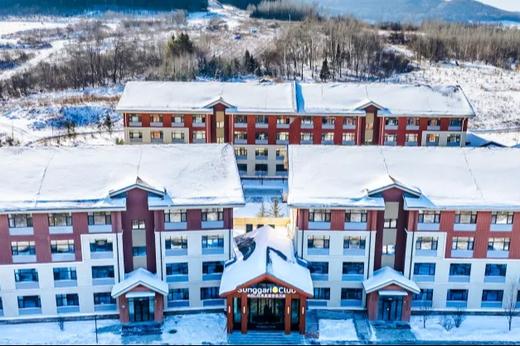 长白山松果里度假俱乐部×三晚套餐·含冰钓+马拉爬犁体验+滑雪+地中海温泉+YOYO鹿苑门票 商品图0