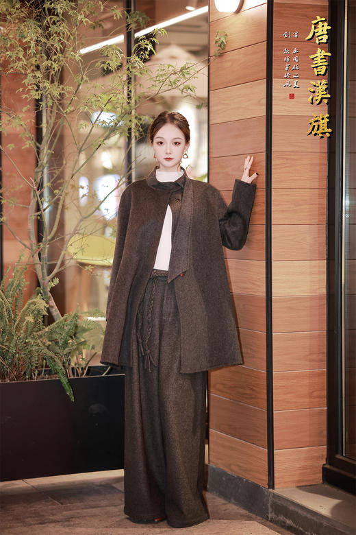 【冷调绒束（羊绒+羊毛）】80%羊毛+20%羊绒软糯垂顺不压身，抗皱性拉满，秋冬穿自带时尚个性，中式立领显脖颈修长 商品图2