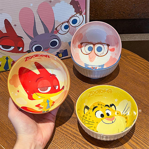 【迪士尼疯狂动物城餐具礼盒】碗身绘有兔朱迪、狐尼克等超人气角色，活泼可爱，让吃饭变成一场视觉与味觉的双重享受-SKSM 商品图3