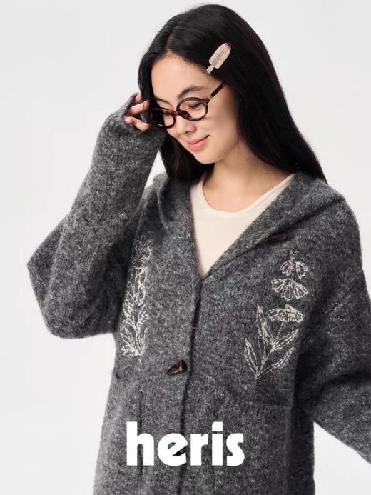 heris/H54101/‘香草花园’刺绣 牛角扣门襟 连帽毛衣开衫 商品图0