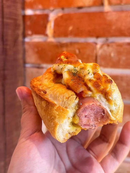 【乡村咖喱芝士香肠包】
浓郁咖喱香裹着拉丝芝士，还藏着Q弹香肠，咸香过瘾超解馋～
 商品图3