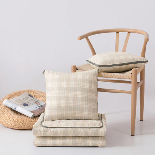 無印良品 亲肤棉抱枕被MJ-XJ25-01折叠：40*40cm   展开：105*150cm 商品图2