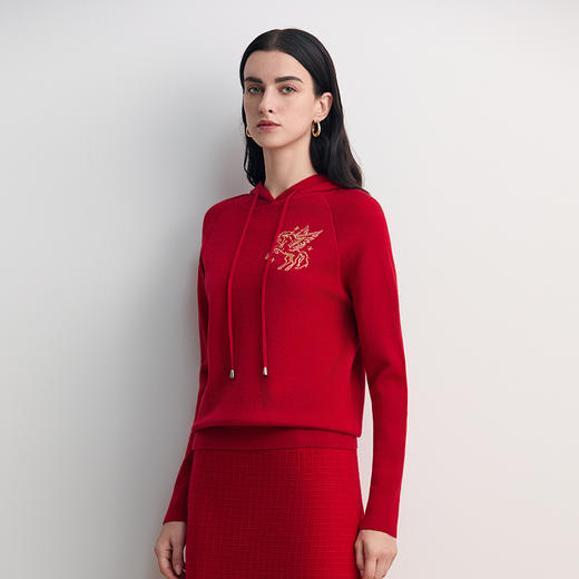 EITIE爱特爱胸前提花生肖图案时尚减龄连帽针织衫8501201 商品图3