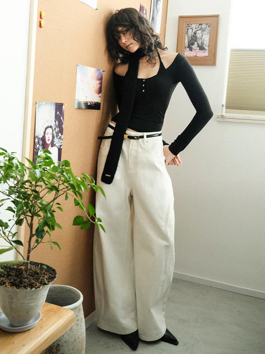 TR她热 午夜轮廓 黑色棉感弹力修身显瘦带胸垫挂脖打底衫上衣 商品图3