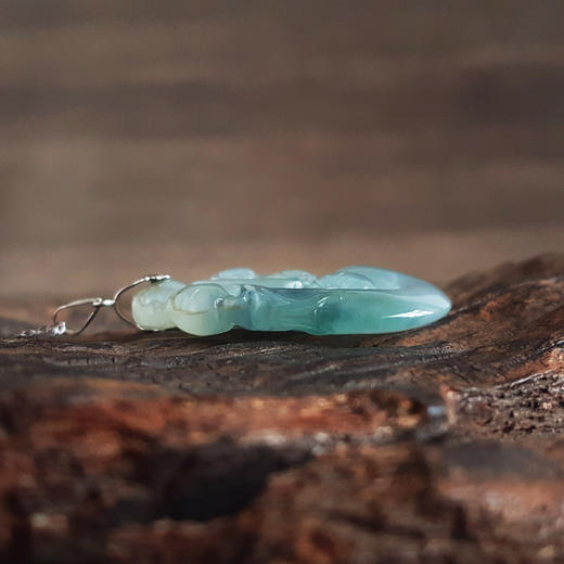 【天然正品】A货翡翠AU750白金镶天然糯冰种飘蓝花福贝翡翠吊坠项链42.8*22.7*5.9MM （皆取最大值）女士 021225NJM14特价：780 商品图7