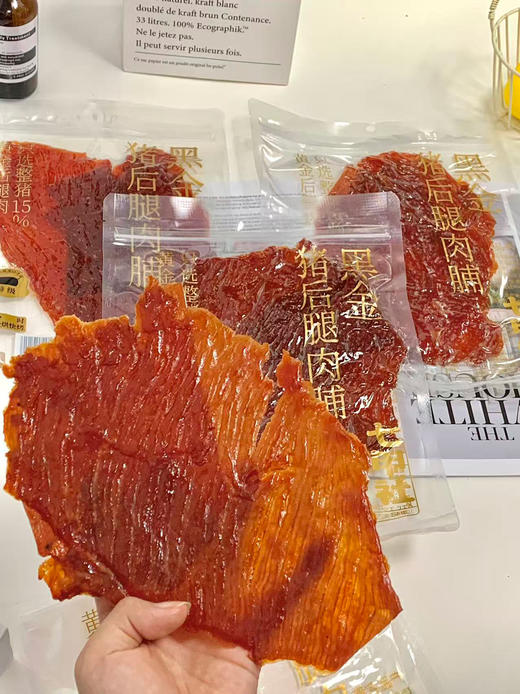 ×马同款❗比脸都大😆【七甲社黑金猪后腿肉脯】4袋💰39.9，三斤鲜猪才浓缩一斤精华🥩🥩🥩量大肉厚，纤维分明👍 ✅精选黑金猪15%黄金后腿肉 商品图1