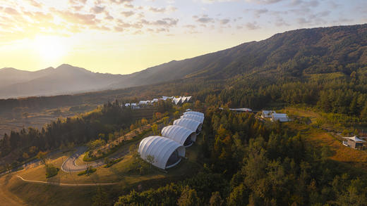 春节这么过才有意思！带娃走进徽州东方美学，跟大咖游水墨宏村、看黄山四绝；做客徽州人家，吃落昏、打食挑、讨红包；舞鱼灯、做糕点、剪窗花，泡汤泉……讲100遍美学定义，不如带娃去一次徽州！ 商品图10