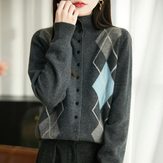 纤束马浣熊绒加厚彩色菱形格卷边开衫NG-2151 | 传递出复古文艺的英伦气息，是时尚界的永恒经典 商品图9