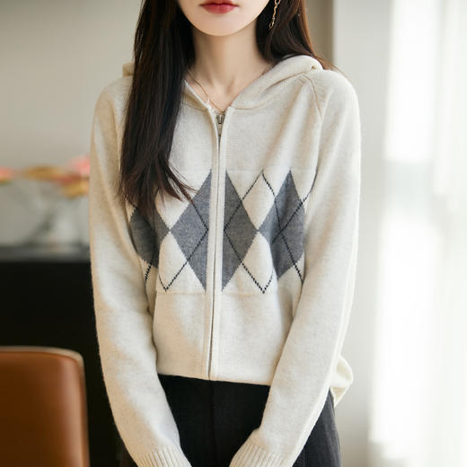 纤束马浣熊绒菱形格连帽开衫NG-2168 | 传递出复古文艺的英伦气息，是时尚界的永恒经典 商品图1
