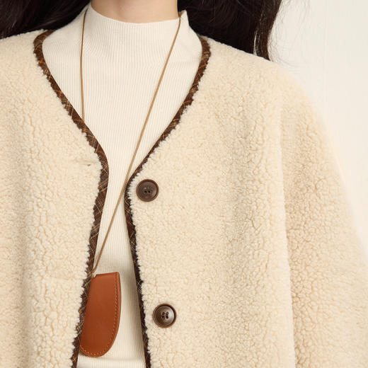 【年货节】熙世界小香风V领仿猫绒外套女2025冬季宽松慵懒皮毛一体毛绒上衣 商品图4