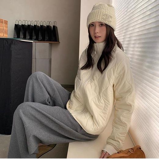 【羊毛蚕丝气绒服】可机洗不会跑绒！品牌同款面料 上身升温快 久穿如新 三层保温结构 丝绵+羊毛+蚕丝混纺 简洁小立领 弹力捆边避免冷风 显瘦百搭 商品图2