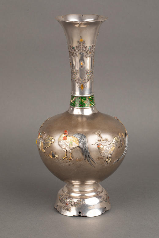 独角鹿西洋古董1880年代日本明治时期出品卷叶纹及东方雄鸡主题珐琅彩绘装饰传统色金银雕花瓶一对 商品图4