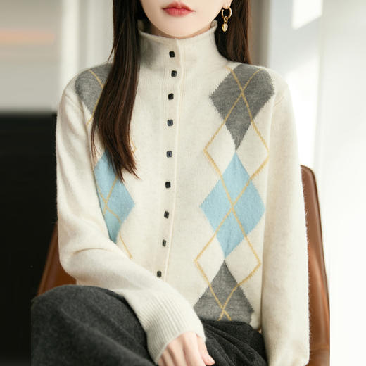 纤束马浣熊绒加厚彩色菱形格卷边开衫NG-2151 | 传递出复古文艺的英伦气息，是时尚界的永恒经典 商品图1