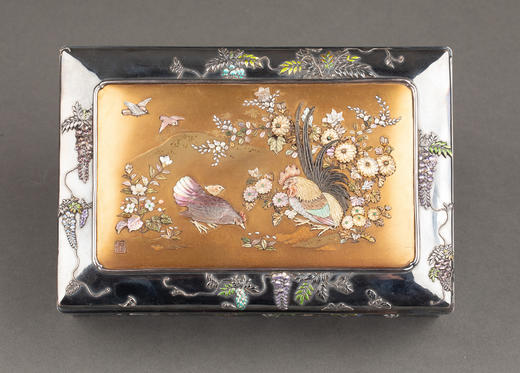 独角鹿西洋古董1880年代日本明治时期出品紫藤花蝶纹珐琅彩绘装饰雅菊雄鸡主题金地芝山镶嵌银雕木胎珍宝匣 商品图5