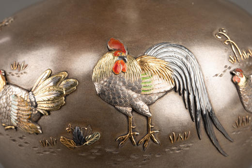 独角鹿西洋古董1880年代日本明治时期出品卷叶纹及东方雄鸡主题珐琅彩绘装饰传统色金银雕花瓶一对 商品图8