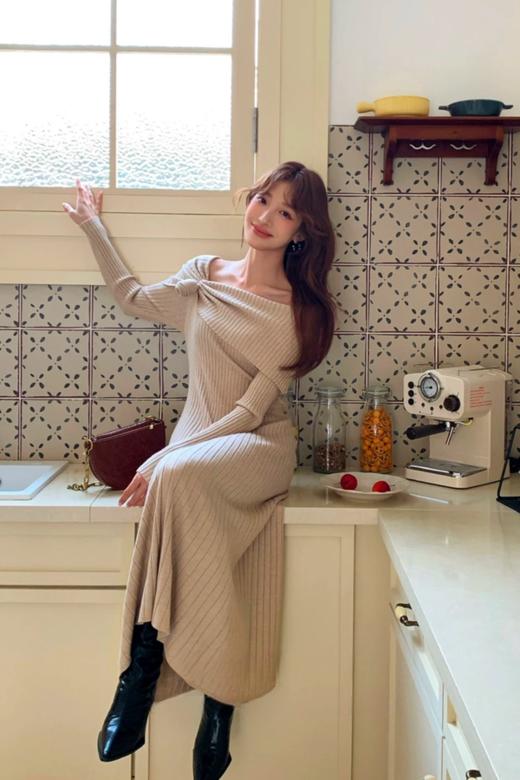 SIA SAYLOR 气质修身玫瑰花一字肩针织连衣裙 21792 商品图5