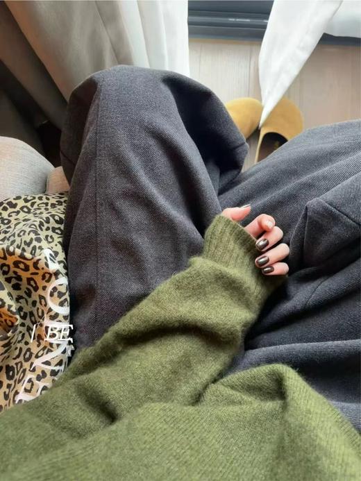 D121033冬季新款法式极简风高端羊毛翻领百搭V领针织衫 商品图7