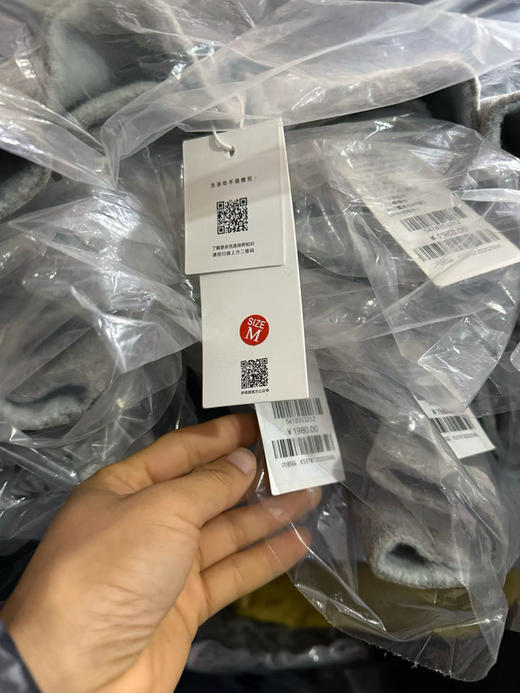 原单正品伊芙丽双面穿 短款毛呢外套来啦！ 这款好实惠，我收到两面都试穿了，每一面都好看！面料绵羊毛➕桑蚕丝材质，贴身超级舒服，软乎乎很细腻的体感，尺码S M L
原价1980 商品图12