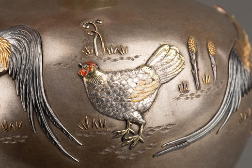 独角鹿西洋古董1880年代日本明治时期出品卷叶纹及东方雄鸡主题珐琅彩绘装饰传统色金银雕花瓶一对 商品图9