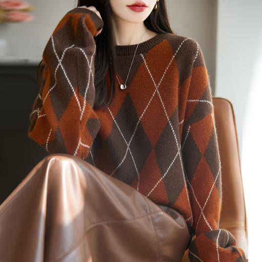 纤束马浣熊绒加厚拼色菱形格圆领毛衣NG-2135 | 传递出复古文艺的英伦气息，是时尚界的永恒经典 商品图3