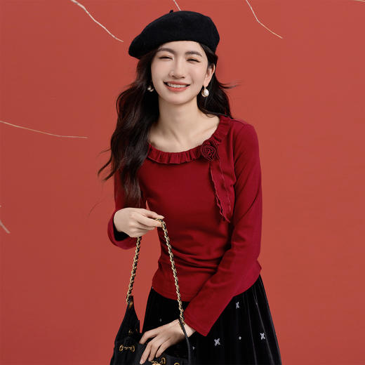 【12/10新品6折】熙世界独特绝美抓绒T恤女长袖氛围感圣诞红色上衣打底衫2025秋冬 商品图4