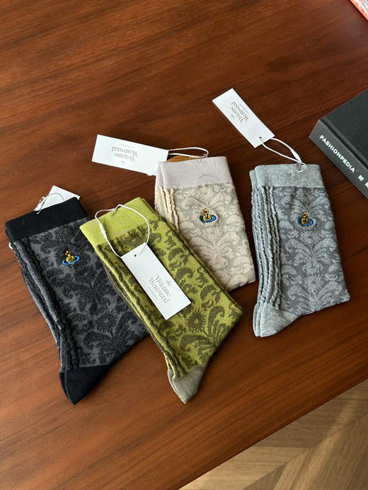 西太后土星刺绣 浮雕女士中筒袜
原单三双 商品图0