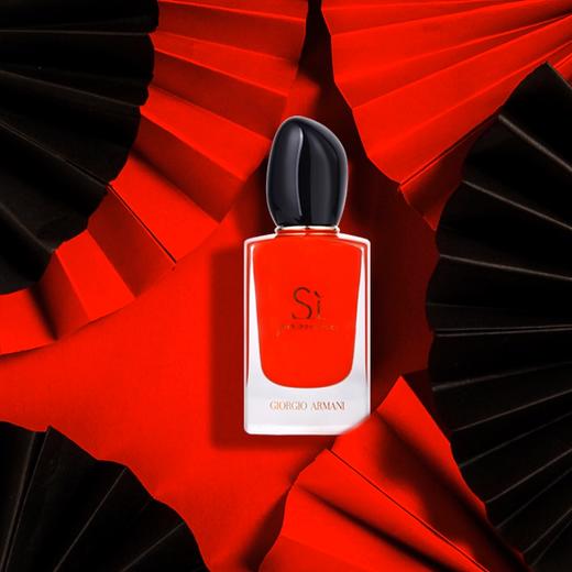 ARMANI阿玛尼 SI挚爱女士浓香水 50ml  香港直邮，前调黑加仑果蜜跃动闪耀，中调五月玫瑰与茉莉交织，尾调雪松香草绵长留香 商品图5