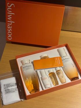 【韩国直邮】SULWHASOO/雪花秀滋盈琉光润颜水乳套装（水150ml+乳125ml+小样水15ml+小样乳15ml+人参肌底精华8ml+洁面25ml+紧致霜15ml）（有效期至28年初）