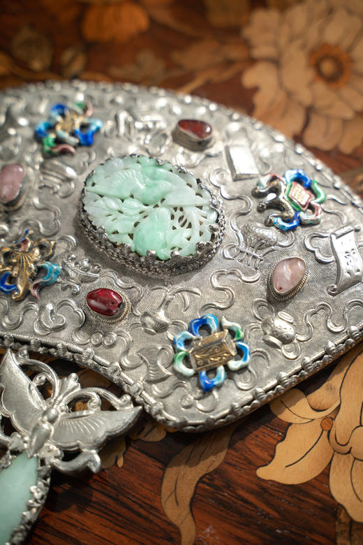 【已售】独角鹿西洋古董19世纪中国清代出品博古清供及花蝶主题纯银錾刻镶嵌翡翠及珐琅彩绘手镜一对 商品图7