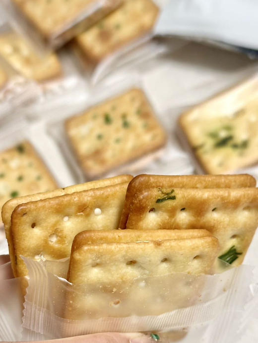 苏打饼香葱味，微咸，香酥的口感，搭配牛扎的甜与奶香味，牛扎有嚼劲在舌尖融化。真的好吃的饼干。曼妙结合的饼干。下午茶必备。 商品图6