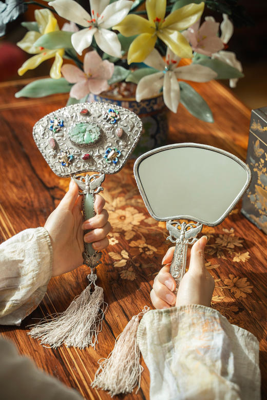 【已售】独角鹿西洋古董19世纪中国清代出品博古清供及花蝶主题纯银錾刻镶嵌翡翠及珐琅彩绘手镜一对 商品图1