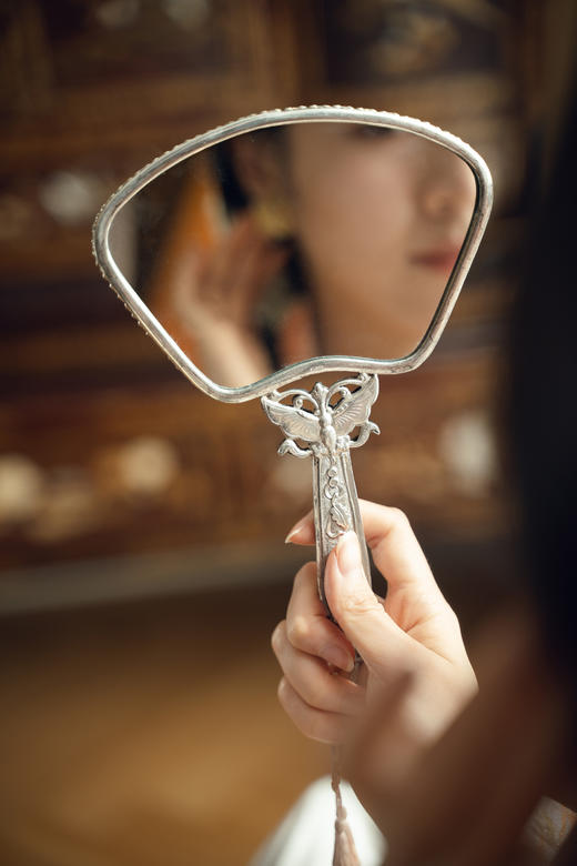 【已售】独角鹿西洋古董19世纪中国清代出品博古清供及花蝶主题纯银錾刻镶嵌翡翠及珐琅彩绘手镜一对 商品图3