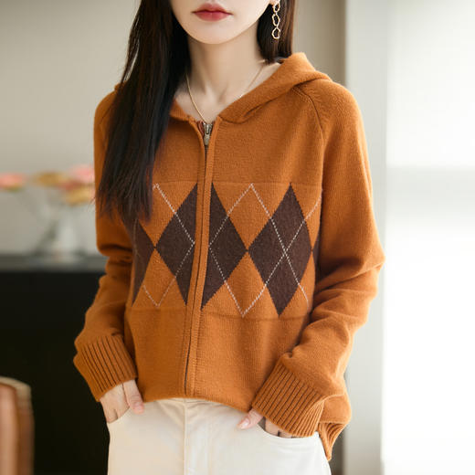 纤束马浣熊绒菱形格连帽开衫NG-2168 | 传递出复古文艺的英伦气息，是时尚界的永恒经典 商品图4