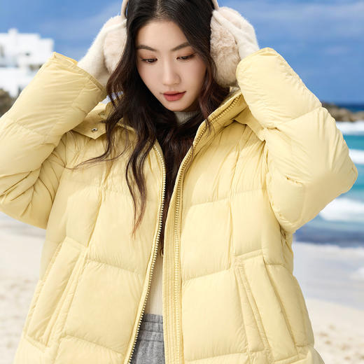 【12/10新品6折】熙世界泡芙奶黄色羽绒服女2025冬新款可脱卸带帽短款白鸭绒外套女 商品图4