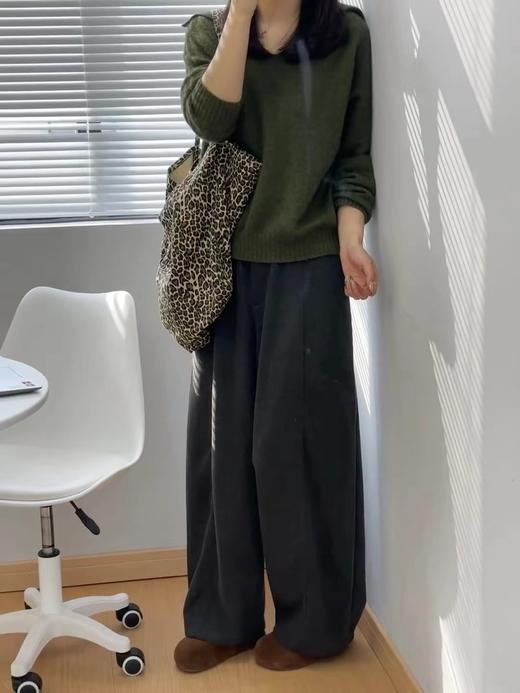 D121033冬季新款法式极简风高端羊毛翻领百搭V领针织衫 商品图4