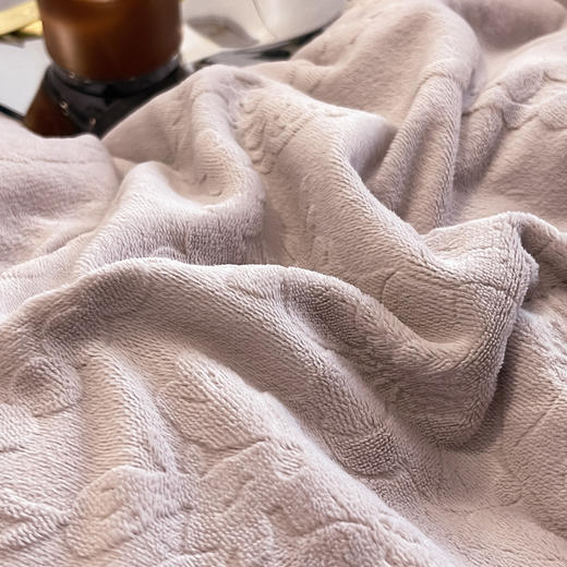 一套8.4斤+ A类秋冬牛奶绒四件套加厚立体雕花绒保暖被套罩冬季双面绒床上用品 商品图3
