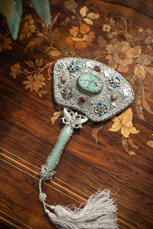 【已售】独角鹿西洋古董19世纪中国清代出品博古清供及花蝶主题纯银錾刻镶嵌翡翠及珐琅彩绘手镜一对 商品图4