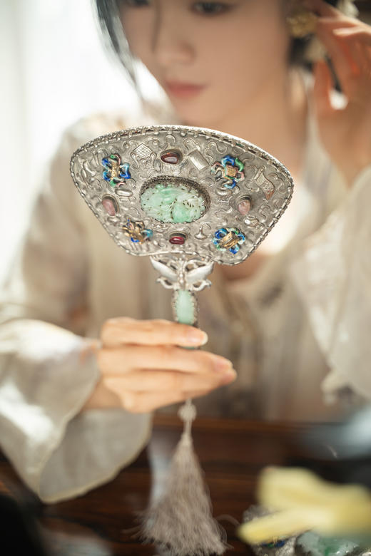 【已售】独角鹿西洋古董19世纪中国清代出品博古清供及花蝶主题纯银錾刻镶嵌翡翠及珐琅彩绘手镜一对 商品图2